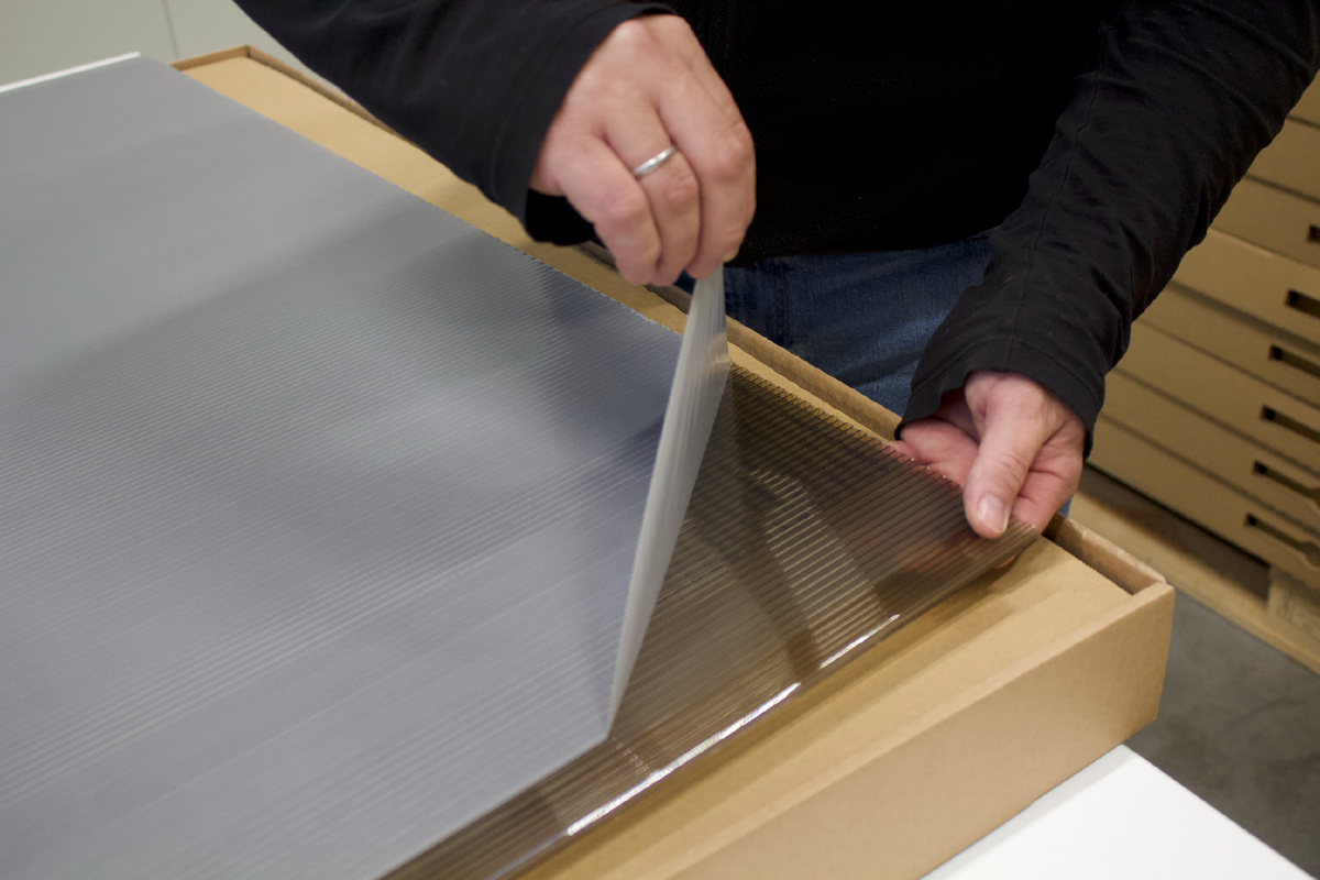 Снять защитную пленку с листов поликарбоната