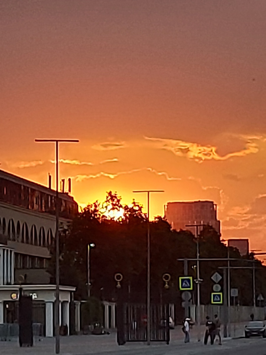 У нас тут недавно красивый закат показывали, но фото не передаёт всю эту красоту