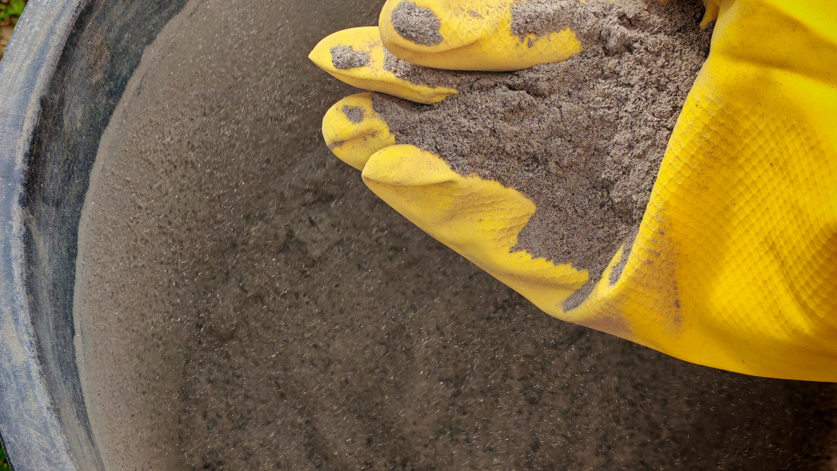 Доломитовая мука работает медленно - месяцами. 