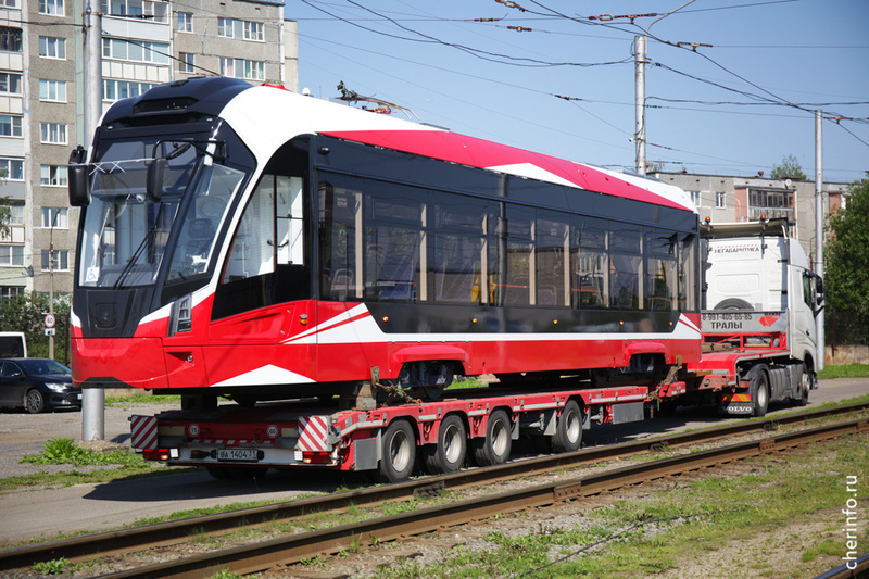    Два вагона "Львенок" привезли из Санкт-Петербурга. Их доставили в "Электротранс" на автомобильных тралах.