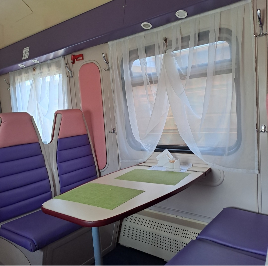 Вид  столика у окна современного вагона-ресторана поезда "Благовещенск- Хабаровск". Фото из личного альбома