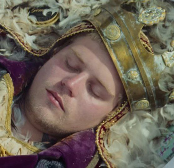 Кадр из клипа "Forever Yung".