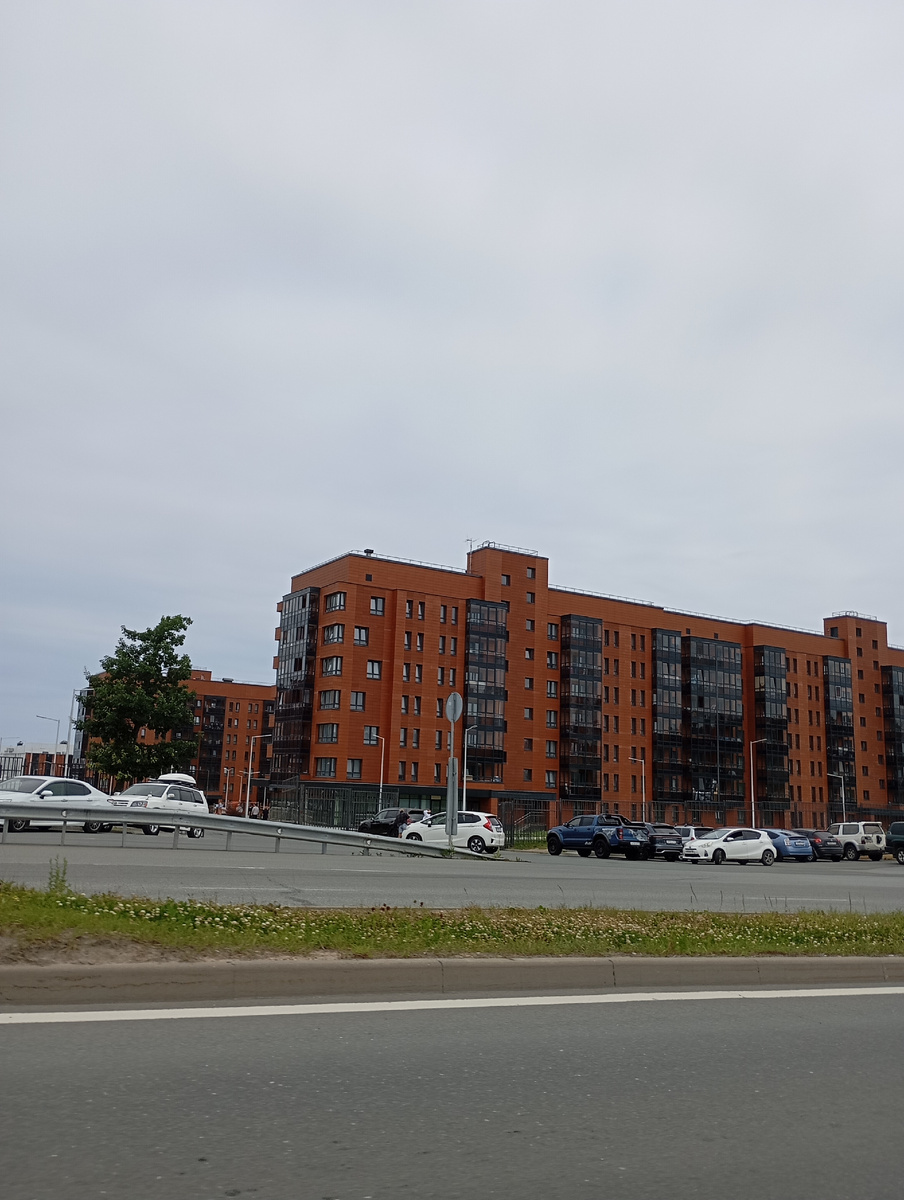 Эти дома проезжаем. Фото автора.