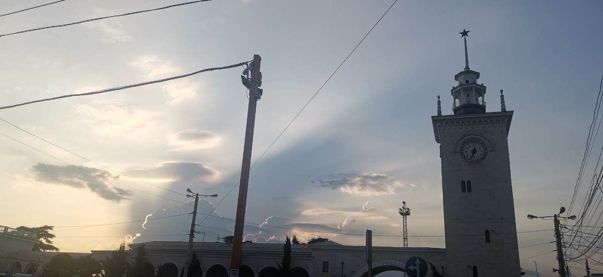 Башня симферопольского вокзала в закатных небесах. Фото Ольги Дубовик