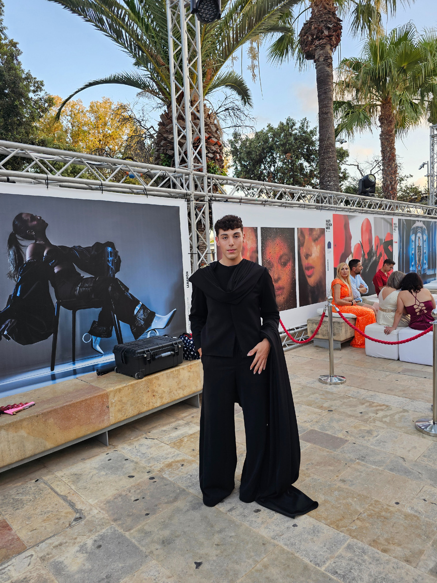 Костюм чёрный, шлейф длинный