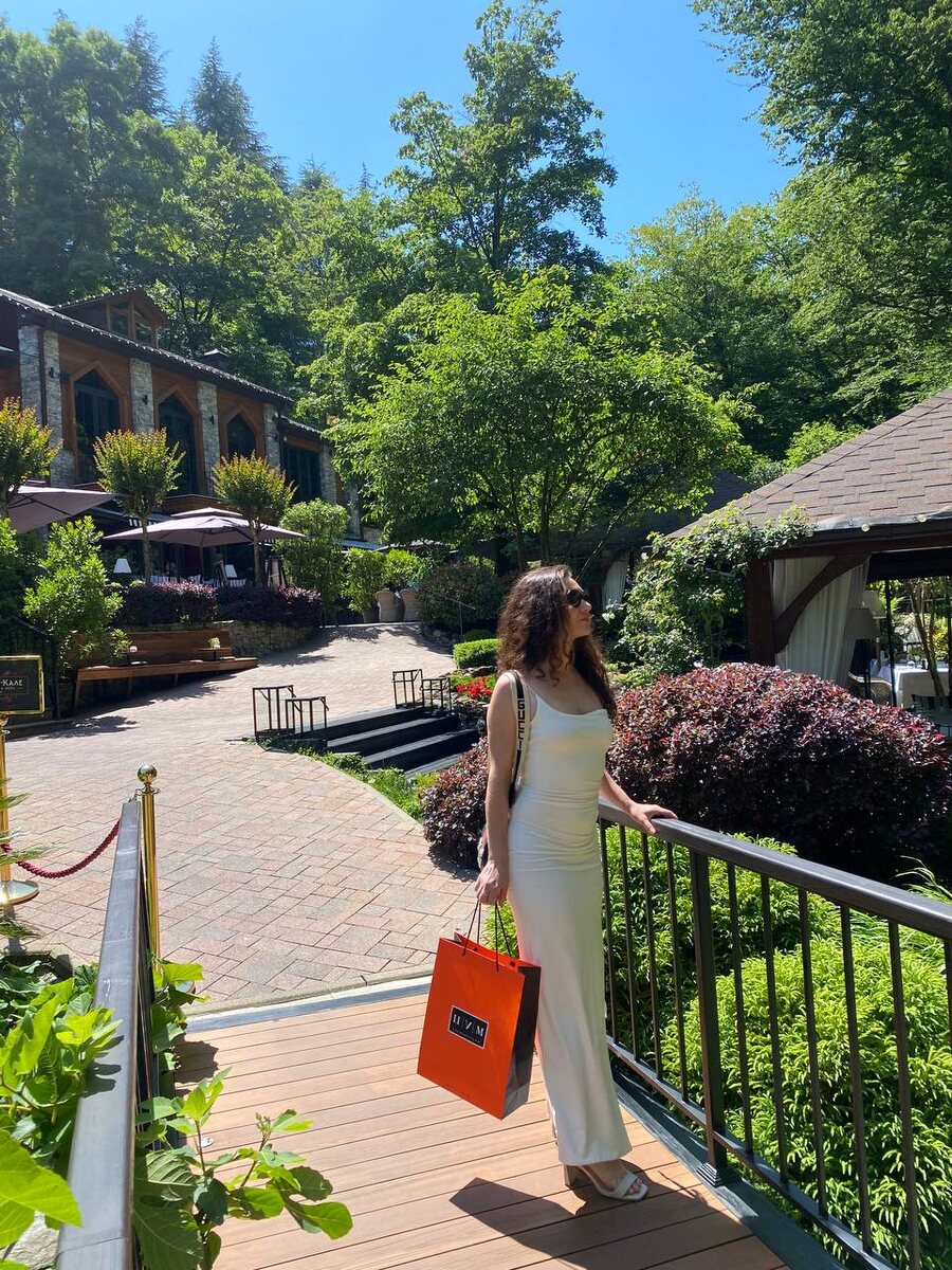 В моём пакете ЦУМ сменная обувь и расчёска 