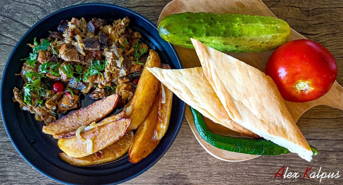 Рецепт Кучмачи по-мегрельски. Правильный рецепт из Грузии. На фотографии кучмаччи по-мегрельски, картошка жаренная по-крестьянски, хлеб шотис пури