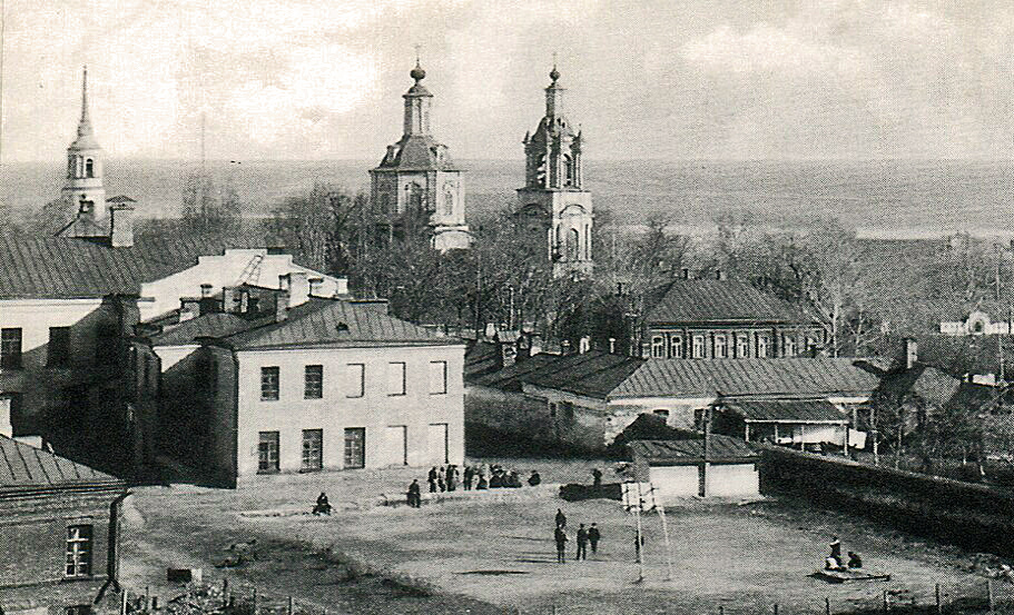 Так выглядел Введенский храм в 1930-х годов. Снимок сделан с улицы Сакко и Ванцетти. С сайта: pastvu.com