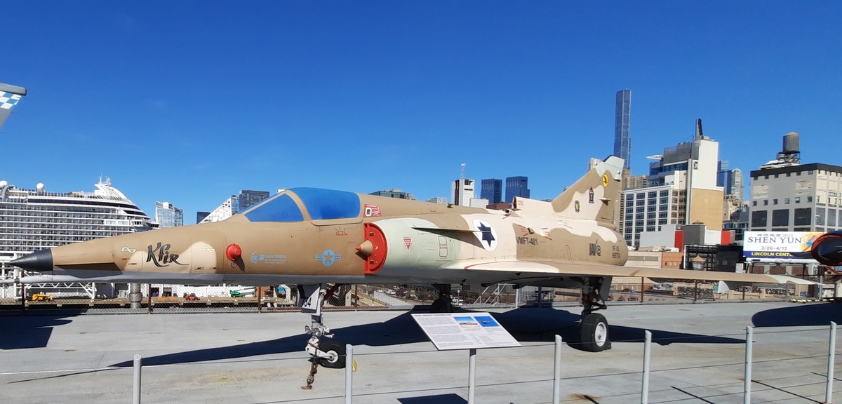 Мираж - 3 ВВС Израиля. Такие самолеты использовались во время знаменитой 6-дневной войны и далее во время кровопролитной 19-дневной войны 1973 года. Обе войны Израиль вел с численно превосходящим противником. 