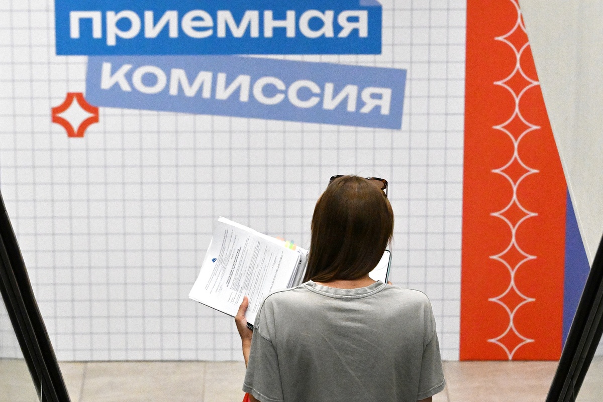    Мошенники, представляясь сотрудниками приемной комиссии ВУЗа, сообщают о проблемах с заявлением о приеме. /РИА Новости