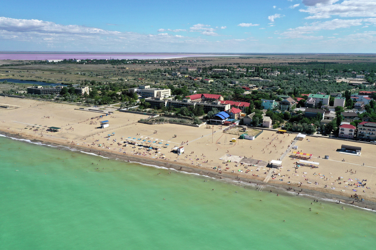 Пляж на сакском побережье // Туристический портал Республики Крым, Сергей Коршунов