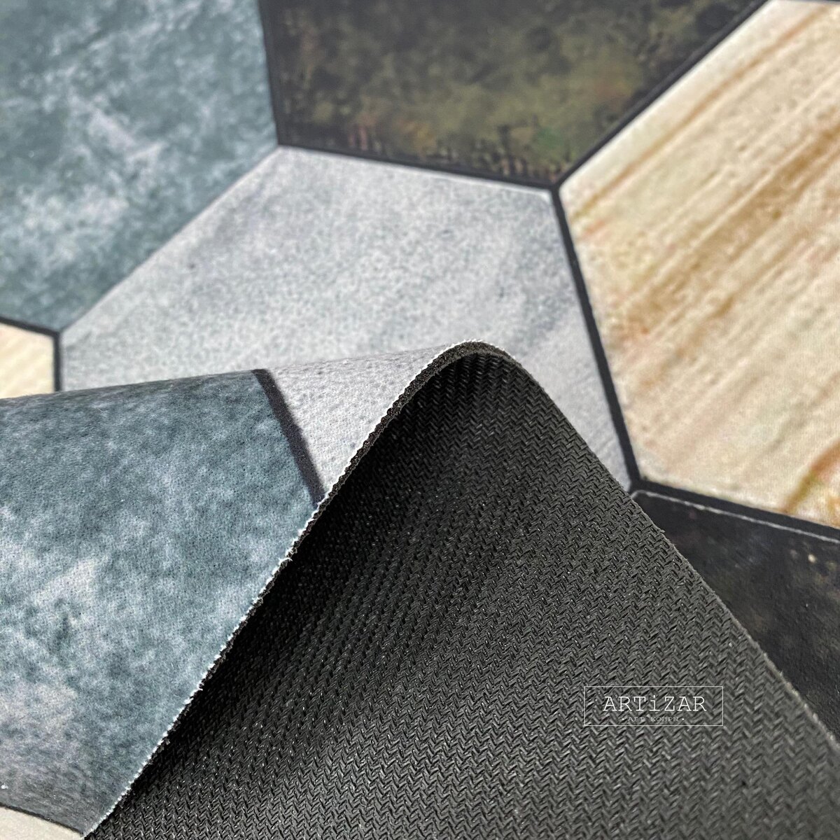 У ковриков Аквастоп плотное прорезиненное нижнее покрытие, которое не даёт влаге просачиваться и предотвращает скольжение