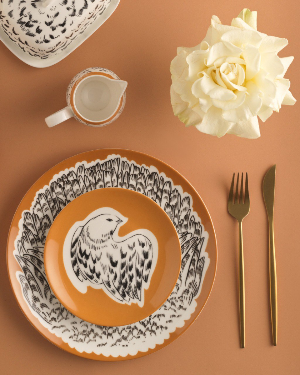 Из фарфоровой коллекции бренда «Хохлома х Алёна Ахмадуллина» 