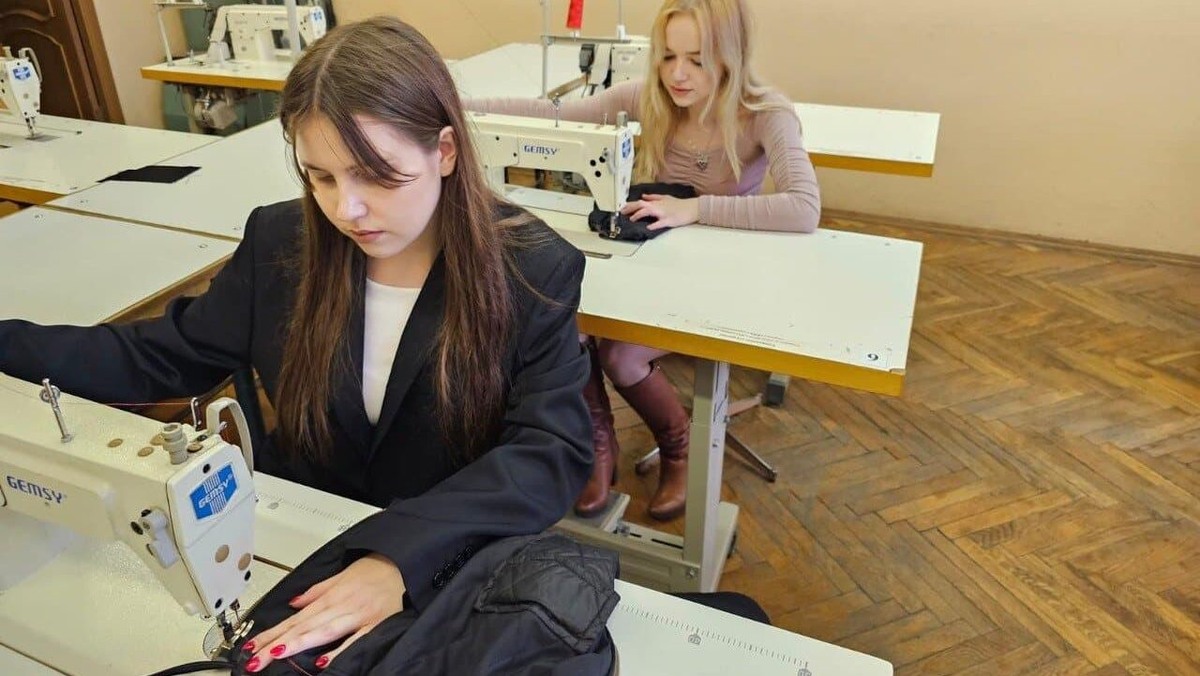    Студентки РГУ им. А.Н. Косыгина разработали адаптивную одежду для людей с травмами конечностей. Фото предоставлено участницами программы