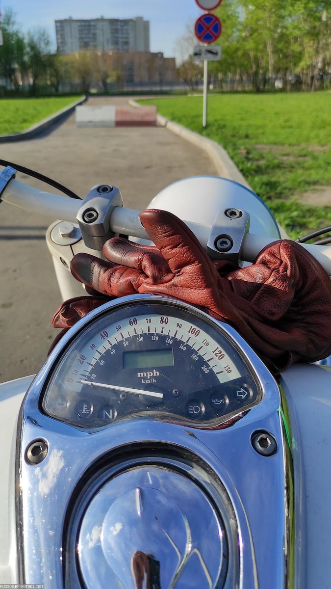 Помимо мотоцикла еще нужна экипировка. И так, чтобы подходила в образ.