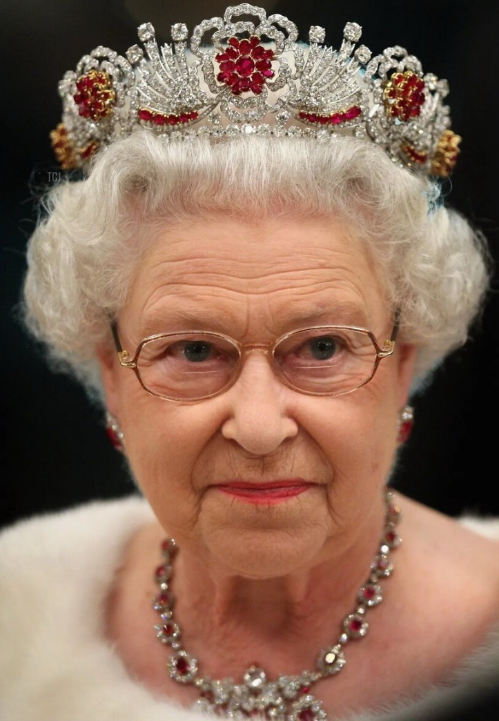 Елизавета II в т.н. Бирманской тиаре, которая была изготовлены по личному указанию королевы из рубинов, подаренных ей в 1974 году "народом" Бирмы. 