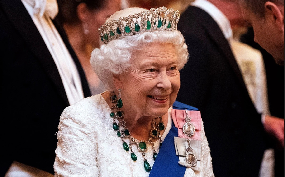 Елизавета II в т.н. Владимирской тиаре, названной в честь сына Александра II Великого князя Владимира Александровича, для супруги которого, Марии Павловны, она была изготовлена в 1874 году в Российской империи.