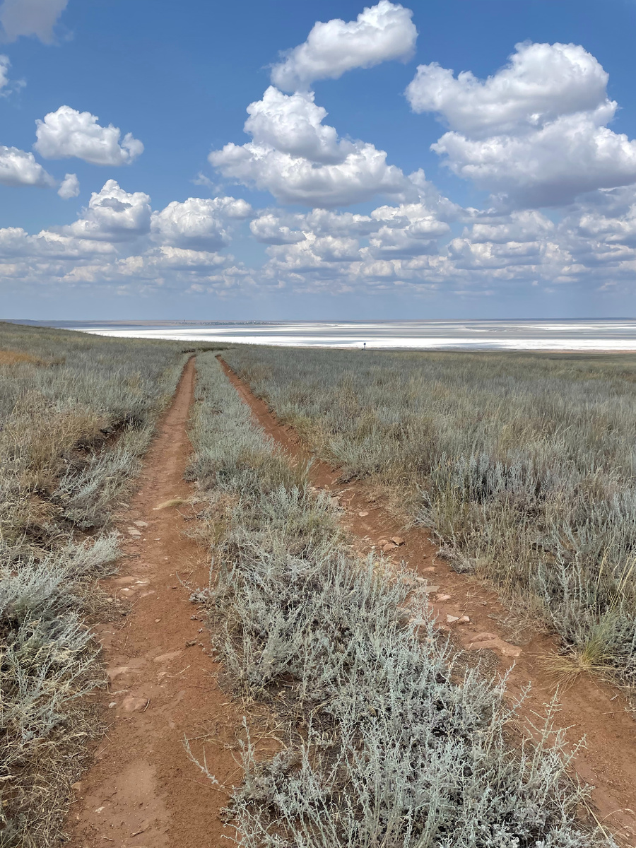 Красные дороги всюду. Фото из архива автора