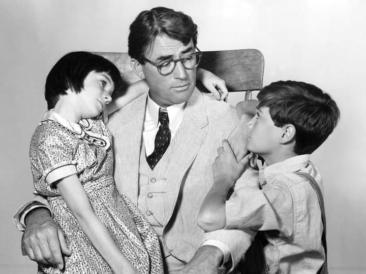 Кадр из экранизации 1962 года. Грегори Пек в роли Аттикуса, Мэри Бэдам в роли Глазастика, Филлип Элфорд в роли Джима