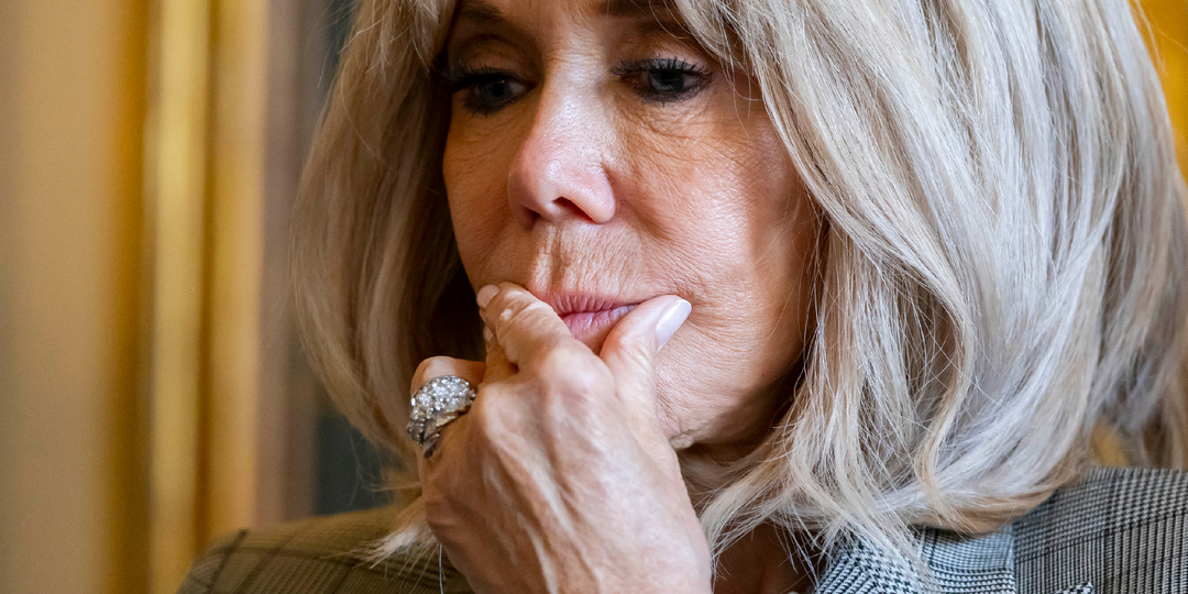 Жена Макрона, действительно, ведёт себя странно. Закопала всех. Что не так с Брижит?