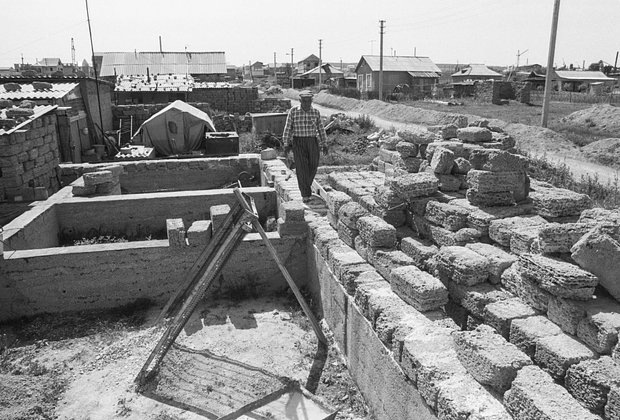    Стройка в поселении вернувшихся крымских татар, Симферополь, 1994 год. Фото: Сергей Величкин / ТАСС