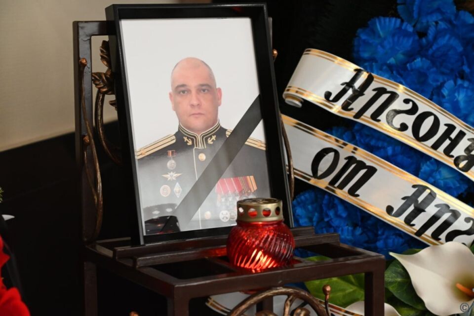    В Барнауле простились с капитаном второго ранга Александром Шипуновым. Источник: Администрация Барнаула