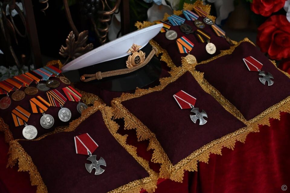    В Барнауле простились с капитаном второго ранга Александром Шипуновым. Источник: Администрация Барнаула