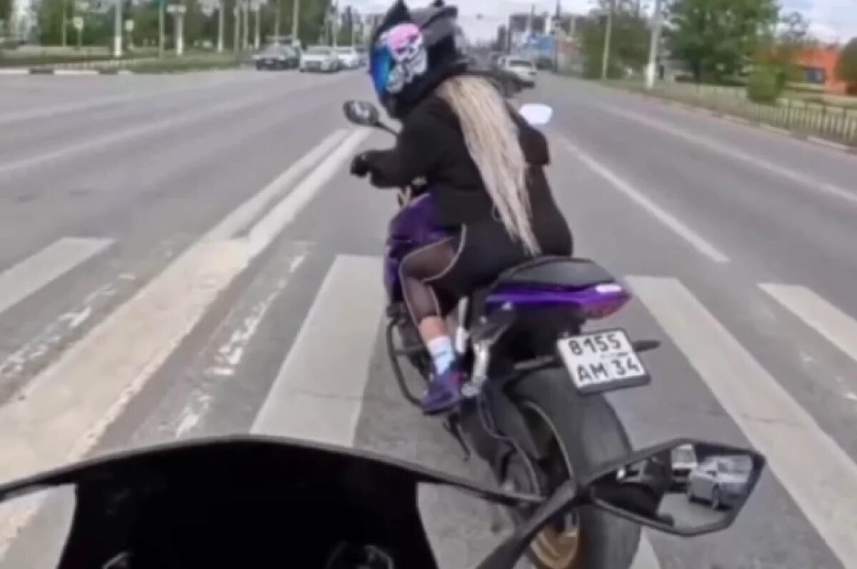    Красавицы-байкерши записали ролик с грубыми нарушениями ПДД под Волгоградом