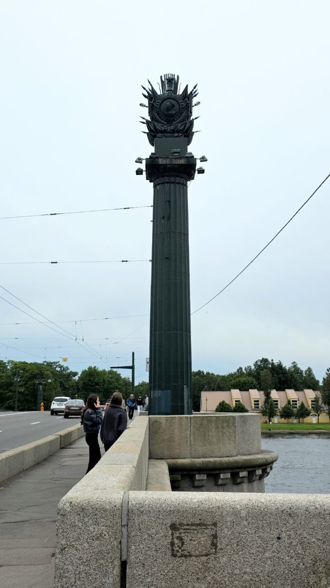 Ушаковский мост Назывался ранее в 1836—1952 г. — Строгановский мост, а еще ранее — 2-й Каменноостровский мост. Мост разводной (двукрылый), но сейчас его не разводят
