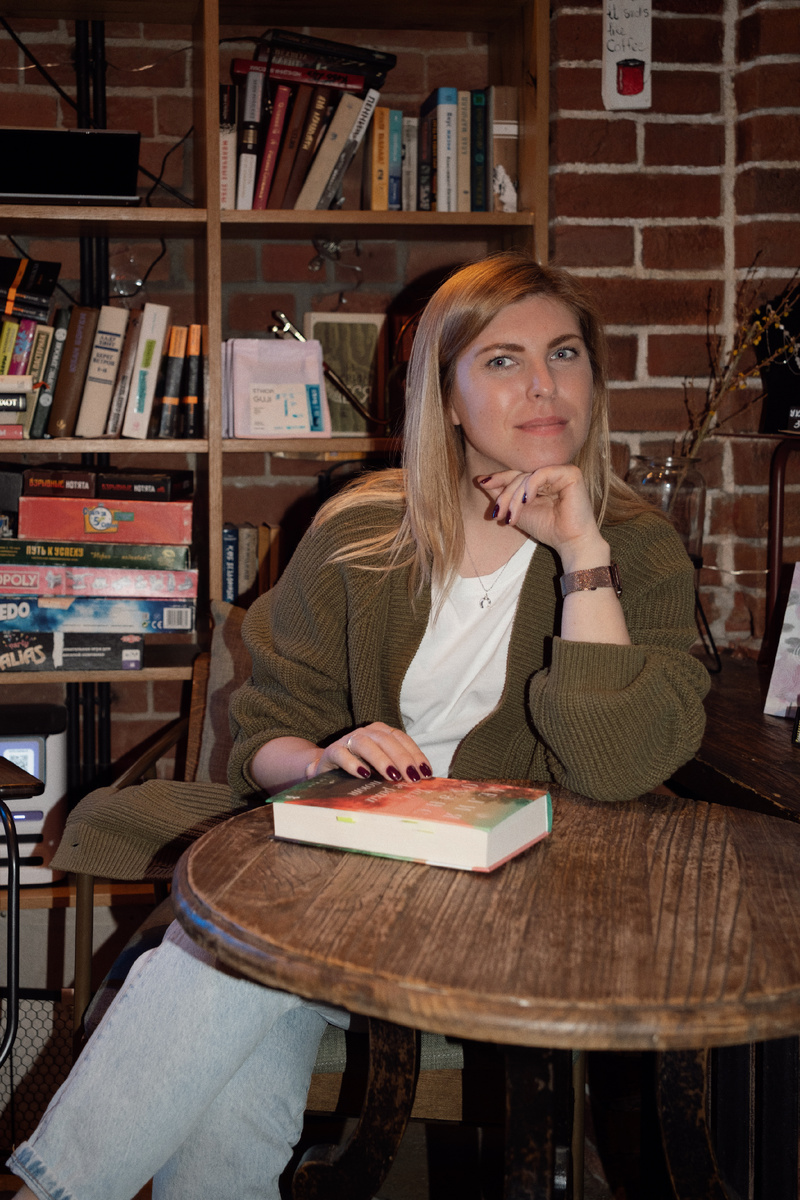 Я на встрече книжного клуба в апреле, на которой мы обсуждали роман Делии Оуэнс "Там, где раки поют" 