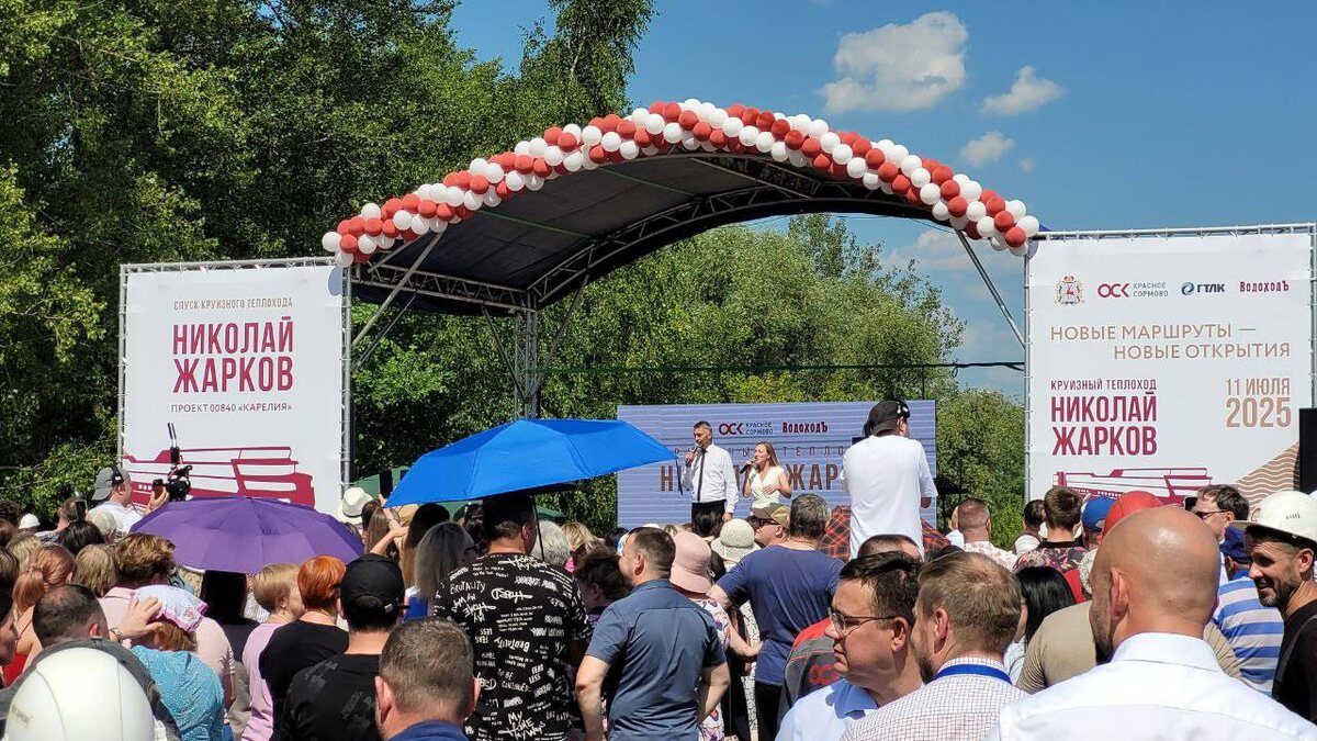 Торжественная церемония спуска на воду теплохода "Николай Жарков". Новый лайнер официально отправился в своё первое плавание - пока со стапеля, но уже с большой миссией.