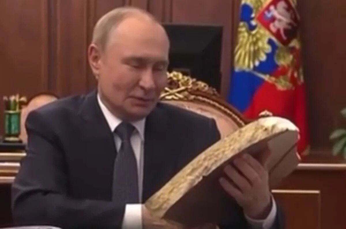    Гладков подарил Путину картину из осколка снаряда