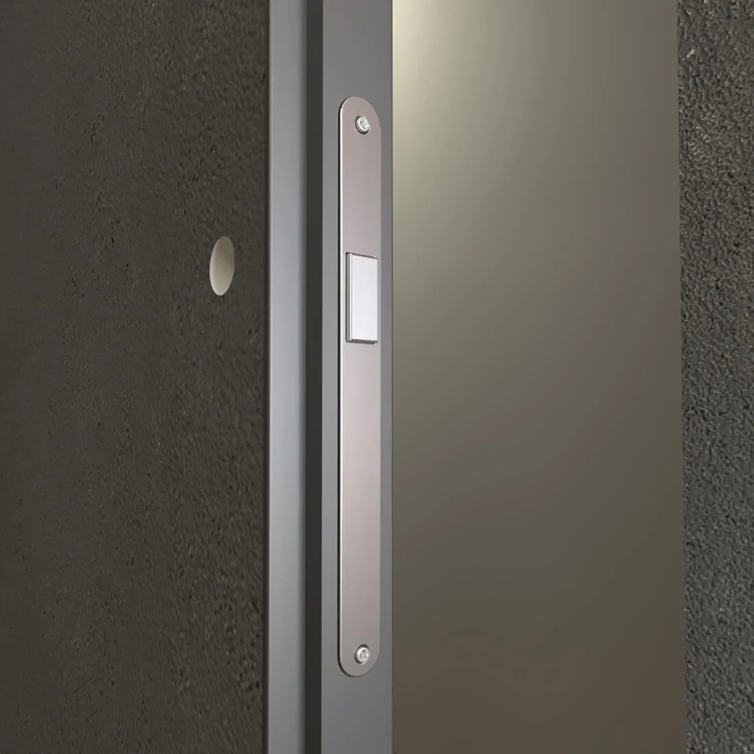 Так выглядит алюминиевая кромка на двери