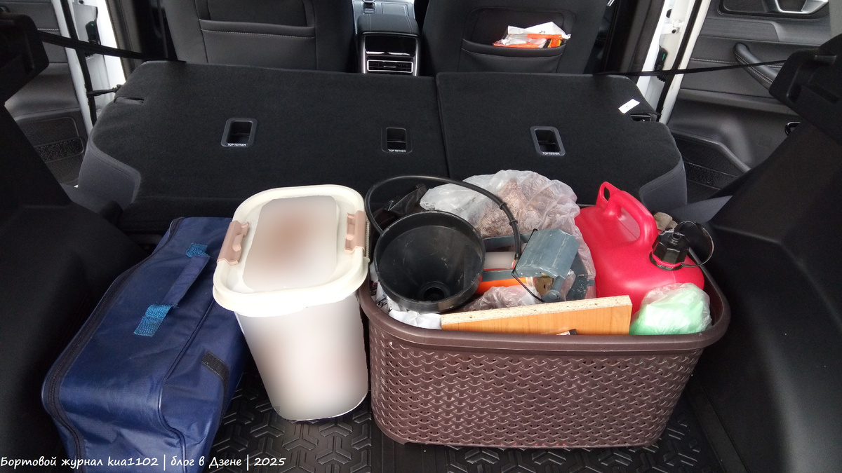 Да и объем багажника у Тигго 4 поменьше, чем у Поло. Видите эти вещи? Этот нехитрый набор почти занял весь полезный объем. Автор фотографии kua1102