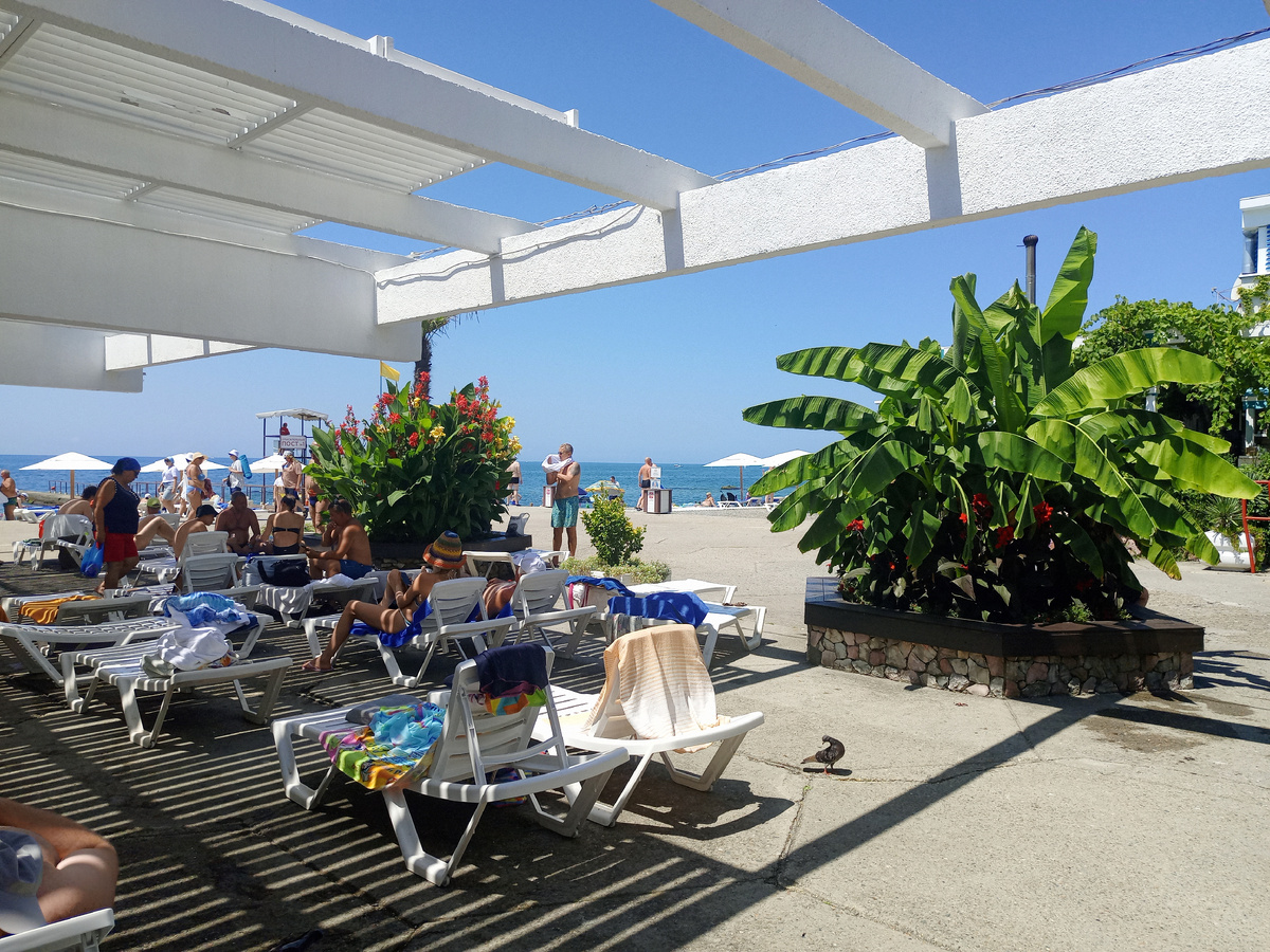 Пляж "Жемчужина" в Сочи. Фото автора. 