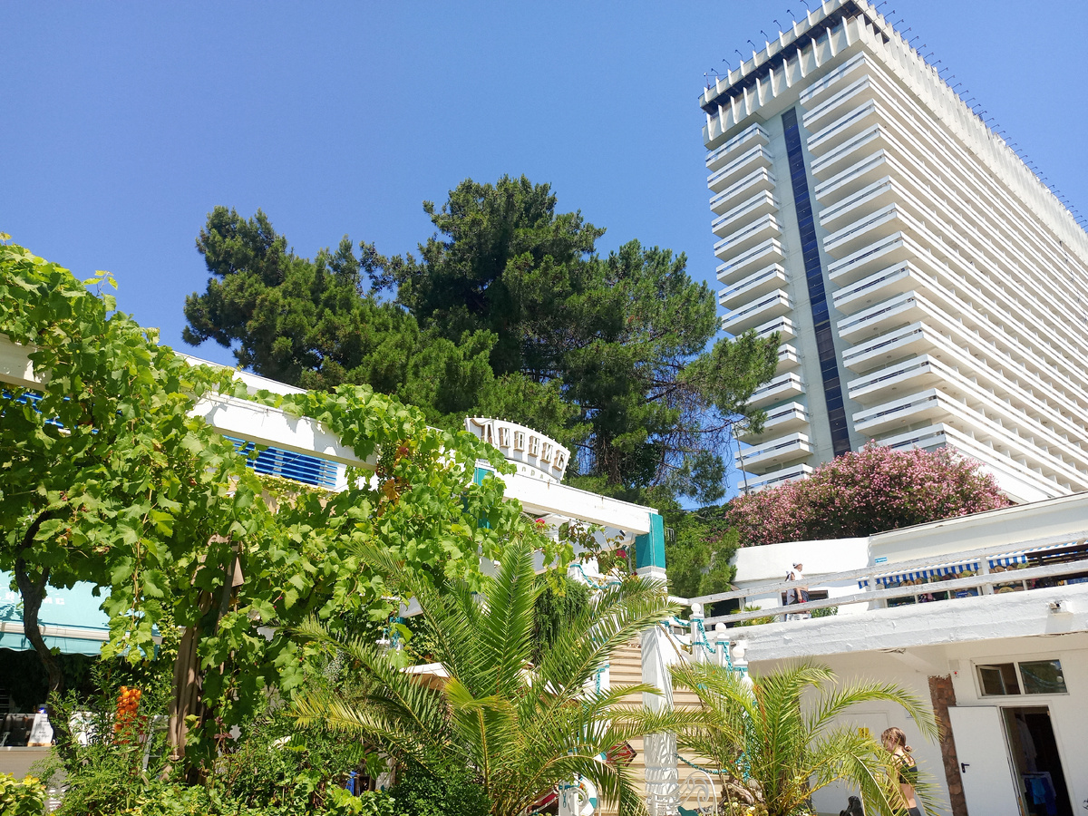 Наш отель в Сочи находится рядом с морем. Фото автора. 