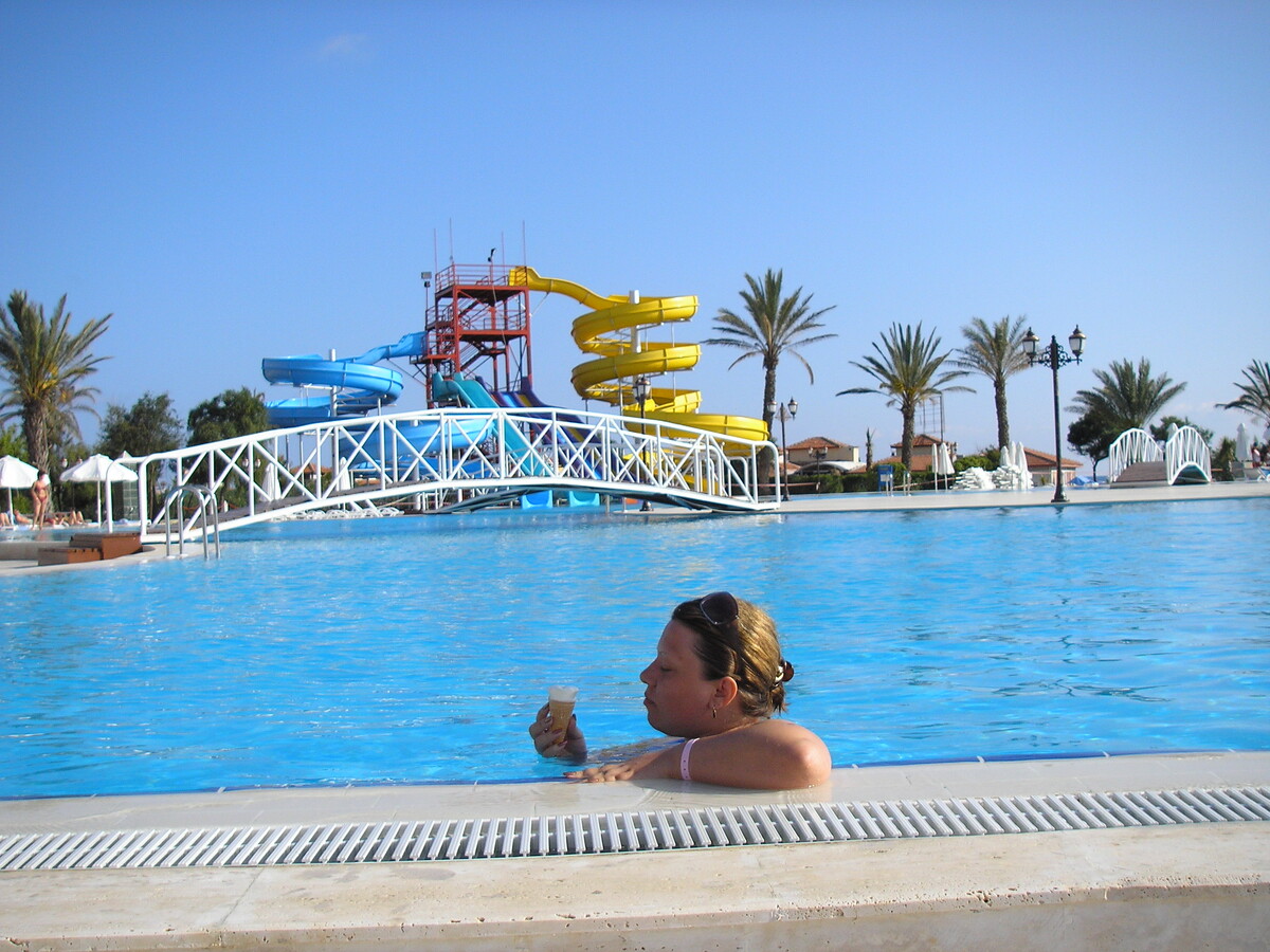 Я в Турции. Ем мороженое прямо в бассейне. Уже даже не помню, что за сервис такой был. 😅 Фото из архива автора. 