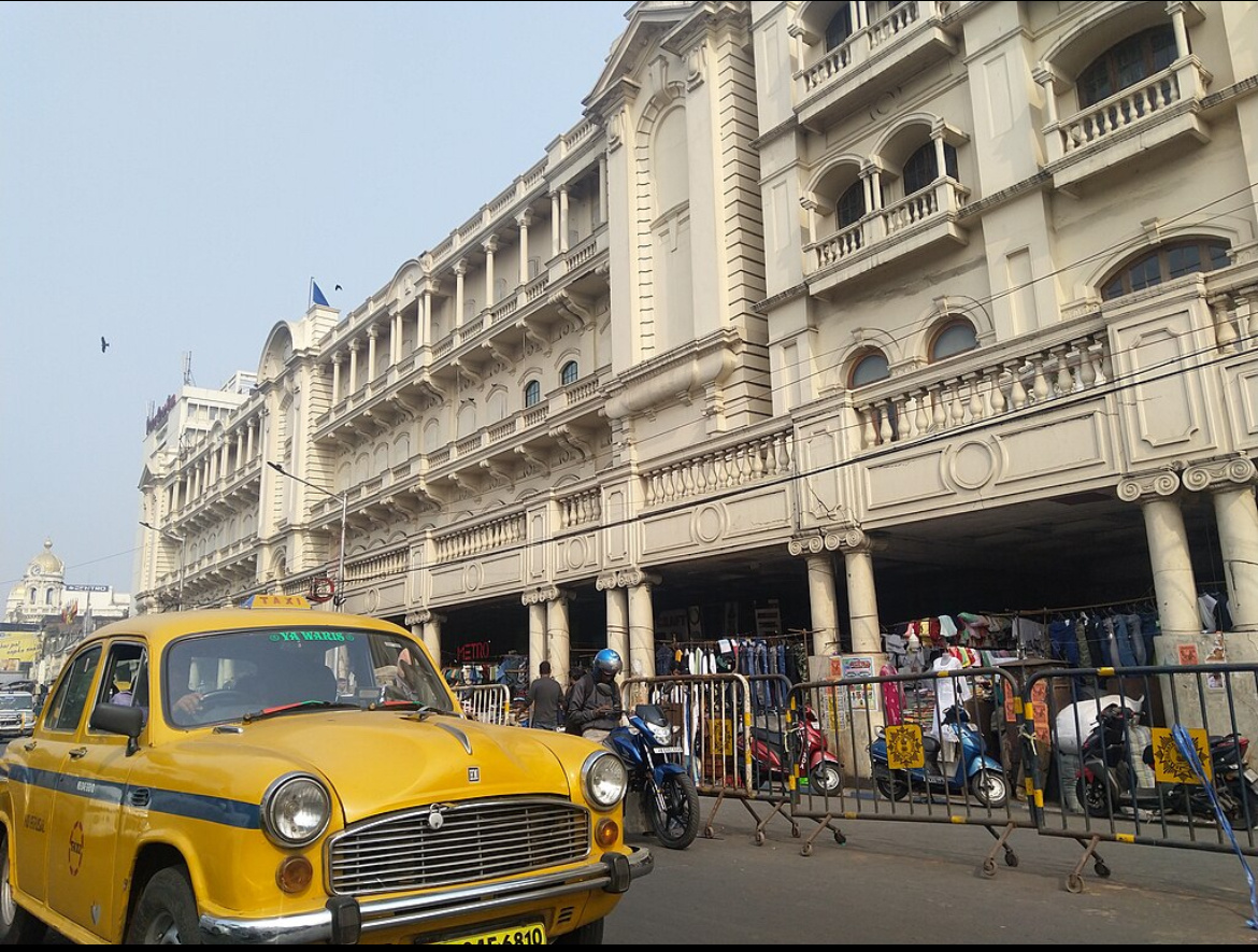 Такси у Esplanade — узнаваемый кадр в центре города
Автор: Mettle30 (Wikimedia Commons, CC BY‑SA 4.0)