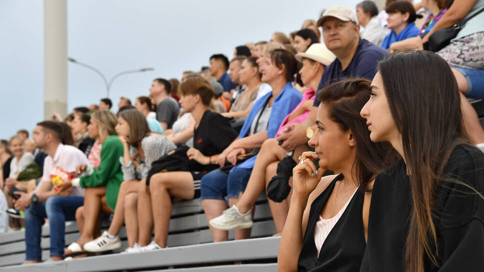 Зрители в летнем кинотеатре.📷Фото: Ирина Бужор / Коммерсантъ