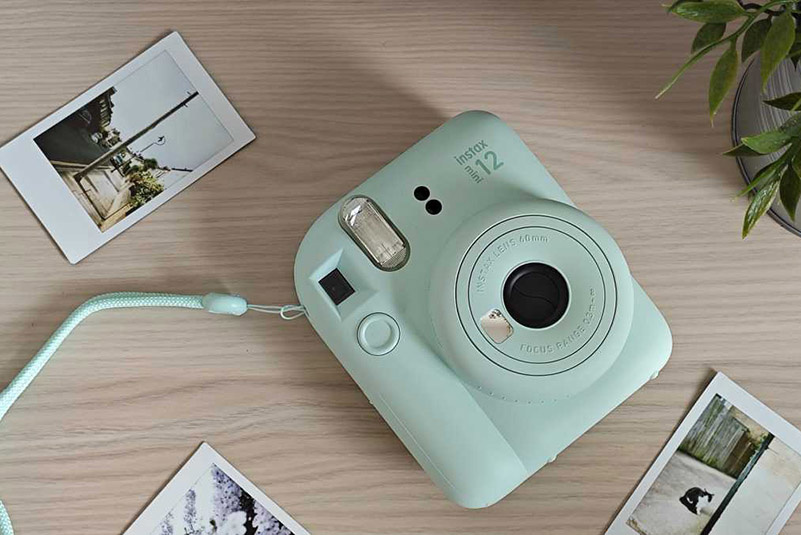 Карточку камера «выплюнет» сразу после съёмки, а на проявку может уйти до 10 минут / Фото: unsplash.com