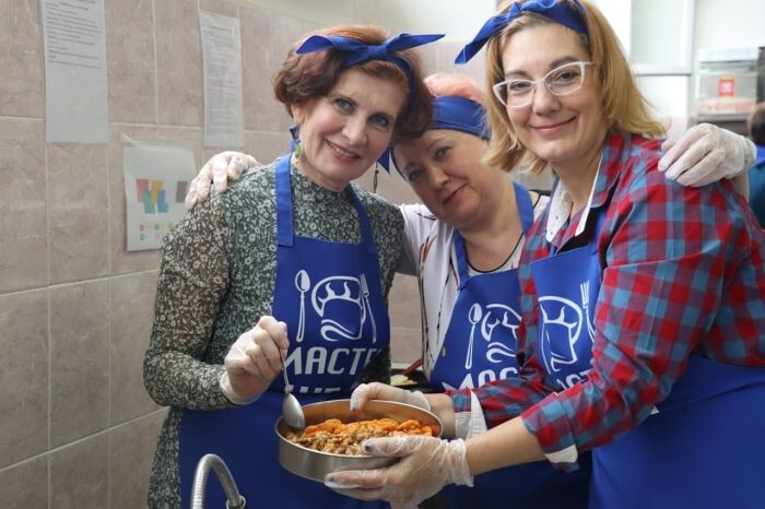    В Североуральском политехникуме состоялся мастер-класс по индийской кухне. Его участницы тоже поделились с градоначальником своими опасениями. Фото: страница Светланы Мироновой в соцсети vk.com