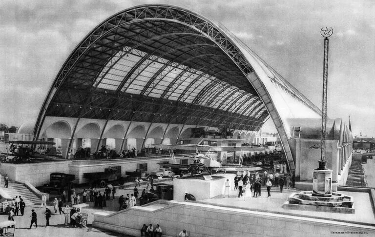 Экспонаты «Тракторного» раздела на крыше павильона «Механизация» (листайте)