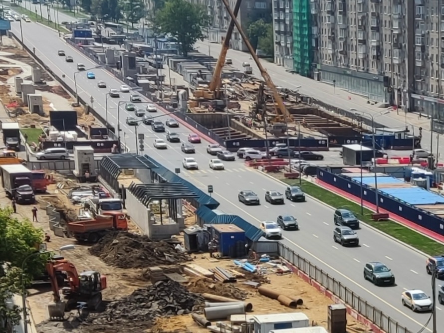 📷 1.1: Вид сверху на выходы южного вестибюля станции. Завершено раскрытие котлована «эскалаторного» выхода к дому №74 по Ленинскому проспекту.