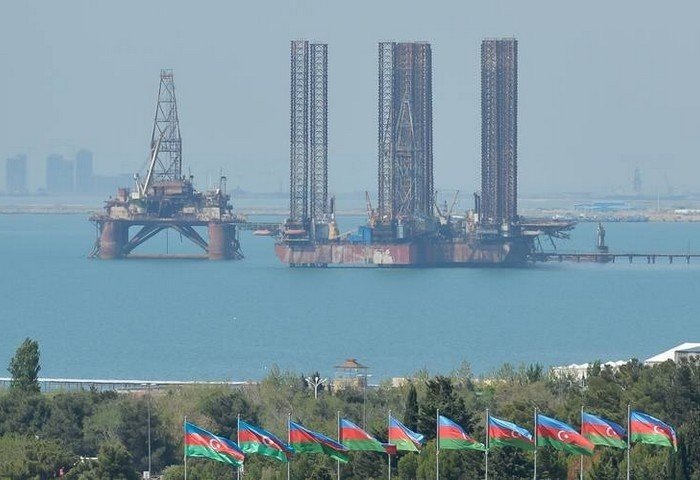Газовые платформы в Каспийском море, Баку, Азербайджан (Фото: Zuma Press)