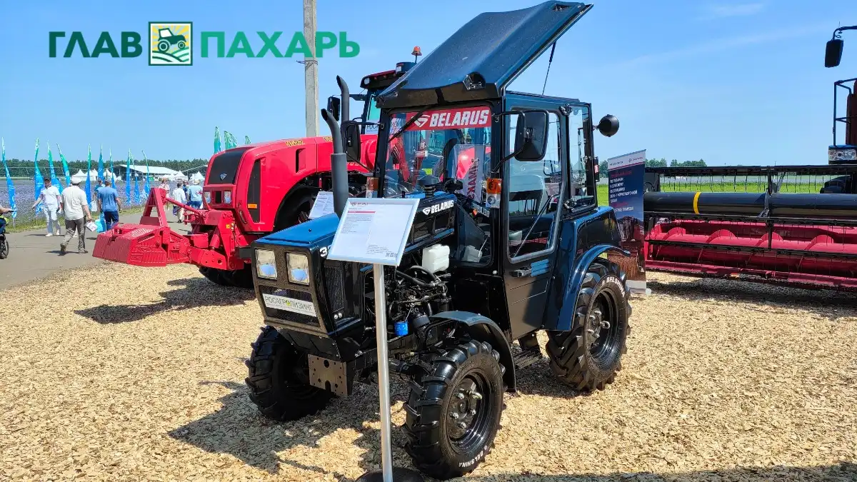 Фото: © Артём Борисов / Glavpahar.ruТрактор BELARUS 320.4 от МТЗ-Татарстан в чёрном цвете