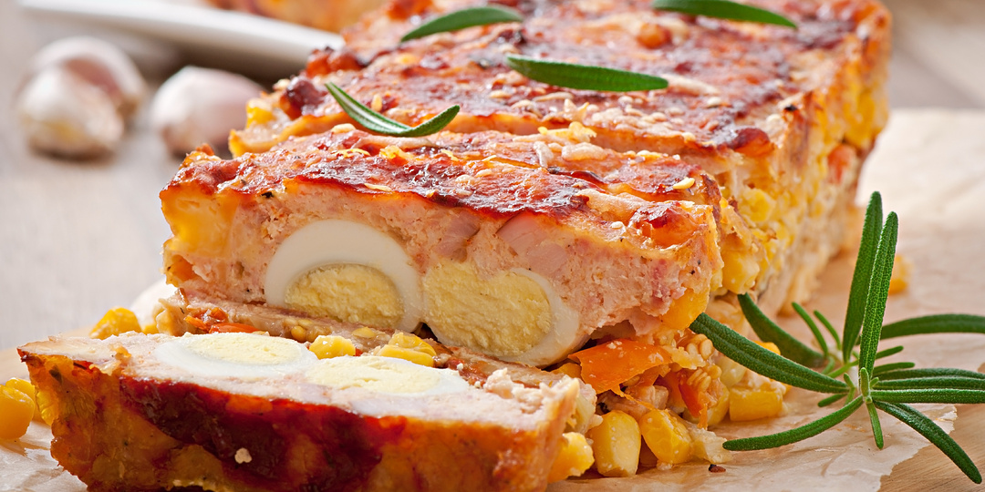 Классический мясной рулет с яйцом