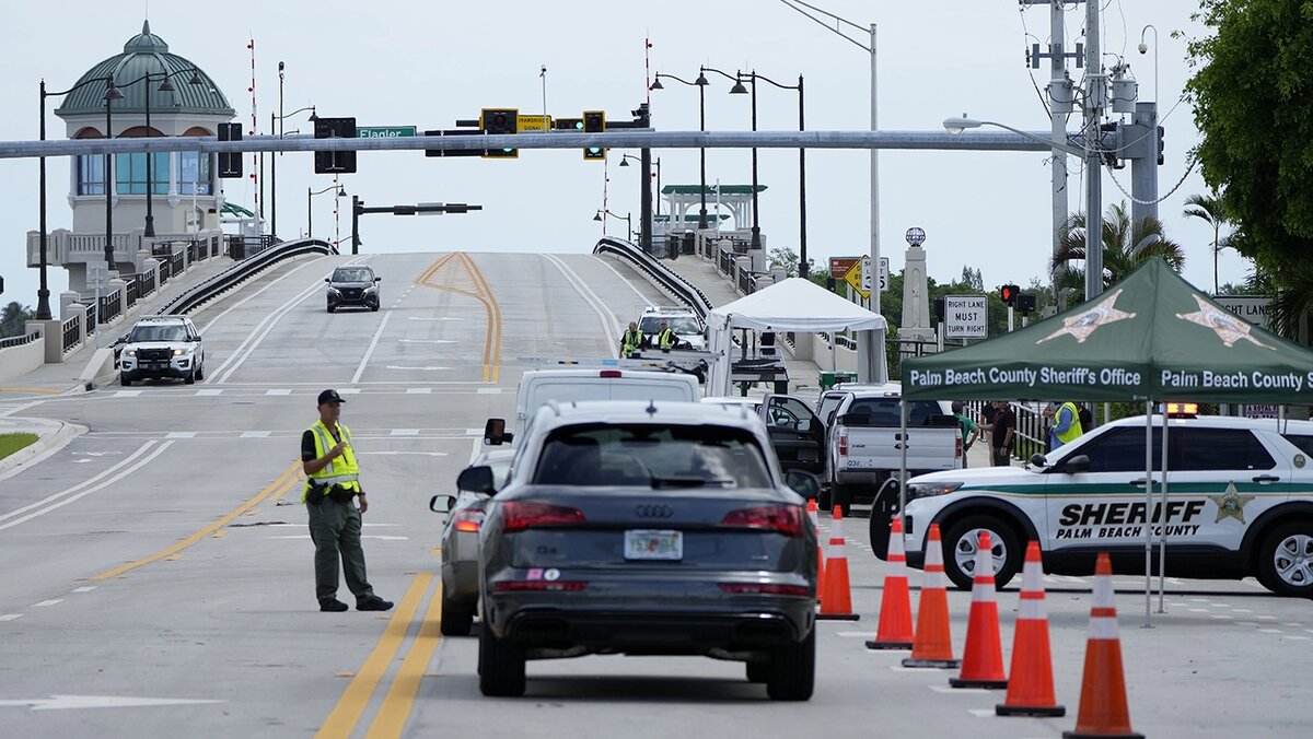   Lynne Sladky / AP- Контрольно-пропускной пункт возле резиденции Мар-а-Лаго