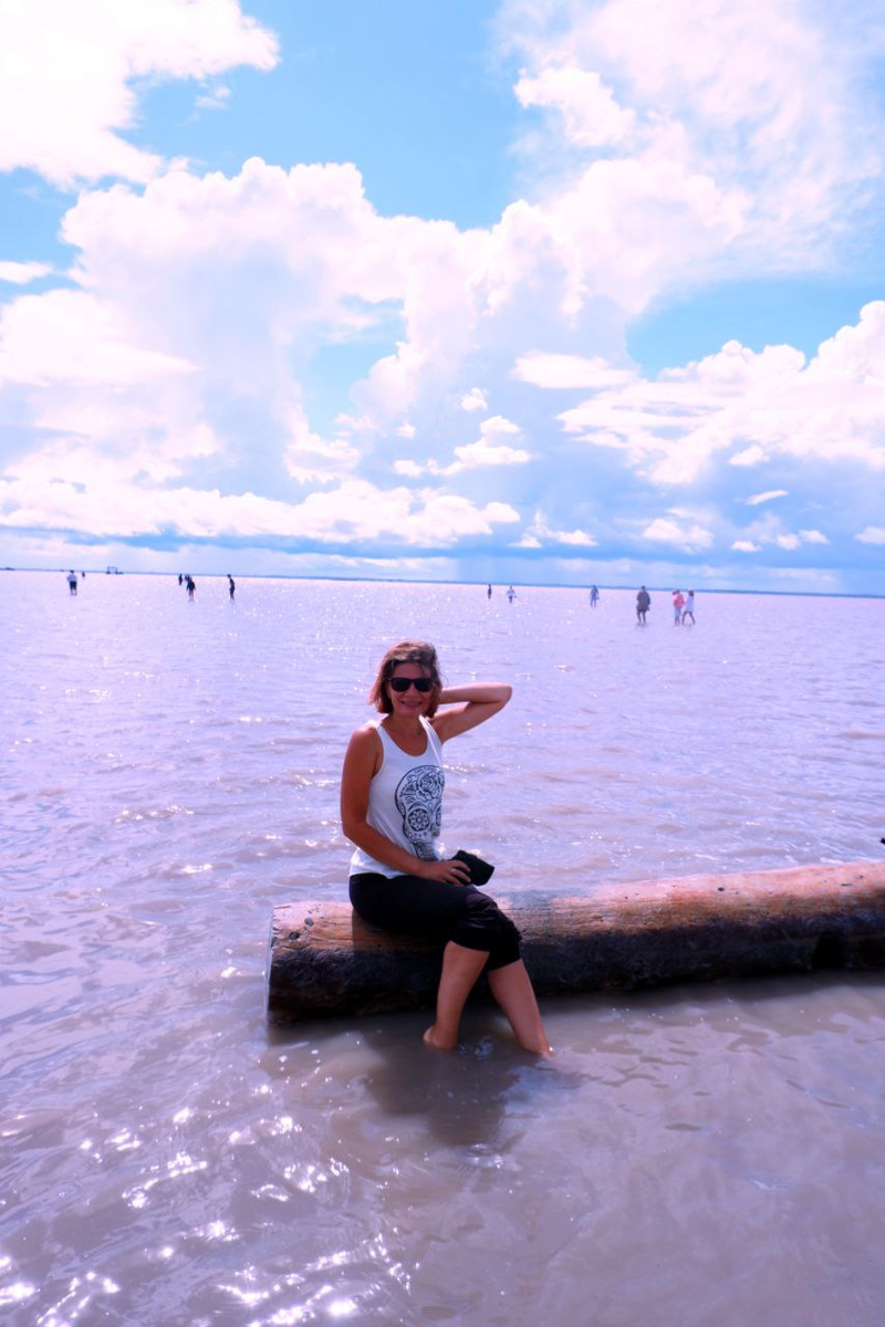 Обратите внимание, как много людей на заднем плане