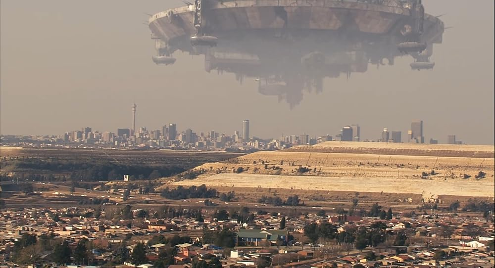 Кадр из фильма «District 9». Режиссер: Нил Бломкамп. Производство: Key Creatives, QED International, WingNut Films, Wintergreen Productions. Показ в России: BVSPR Sony