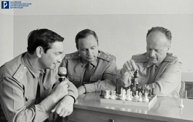 Космонавты В.Ф. Быковский, В.В. Горбатко и генерал-полковник авиации Н.П. Каманин (слева направо) в Центре управления полетами во время шахматного матча с космонавтами А.Г. Николаевым и В.И. Севастьяновым – экипажем «Союза-9». 9 июня 1970 г.